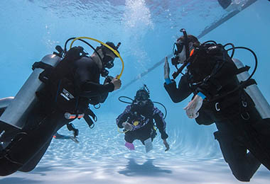 Discover Scuba diving in a pool