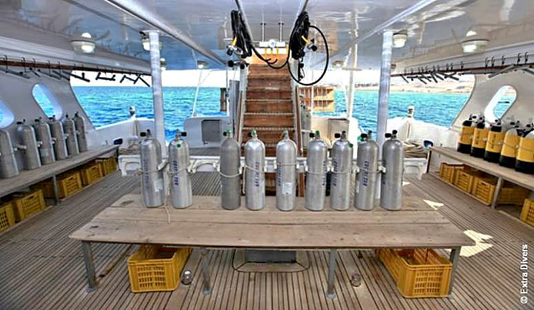 11-oman-explorer-dive-deck_opt (1).jpg